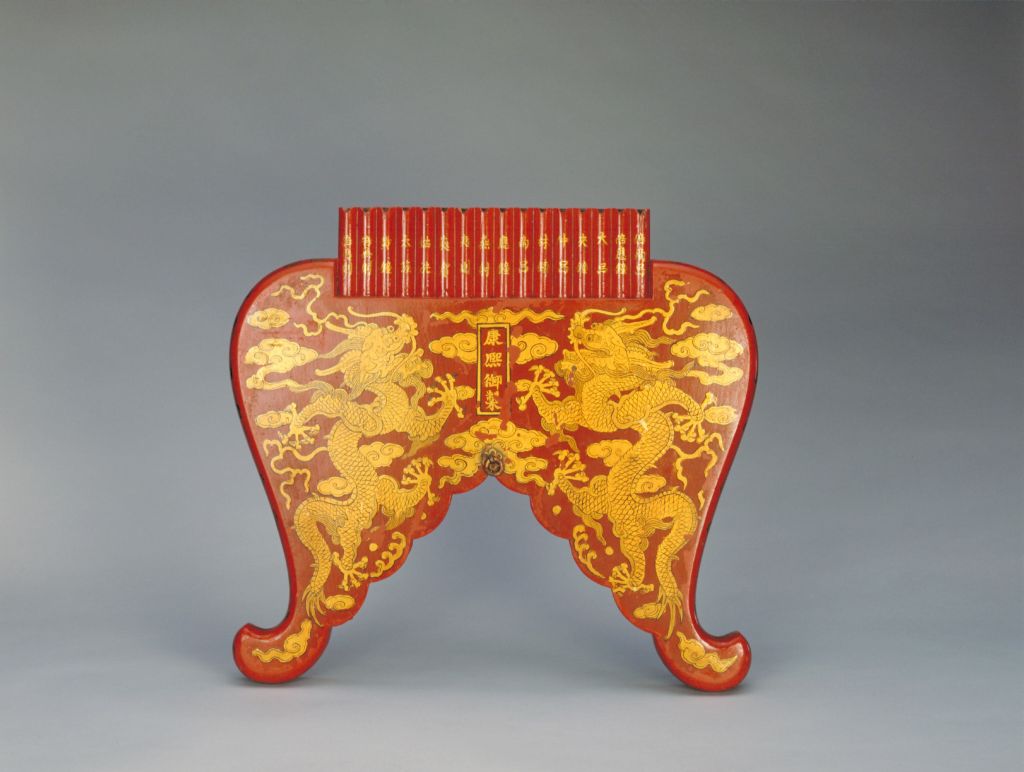 图片[1]-Bamboo pipe flute with wooden red paint and gold cloud dragon pattern-China Archive